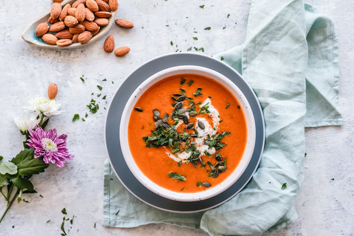 Caldo de huesos servido en un bowl, base para una comida natural y reconfortante